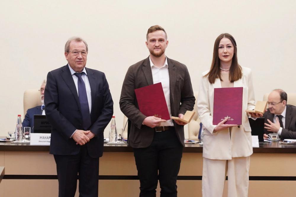 Молодых учёных и студентов вузов наградили медалями РАН