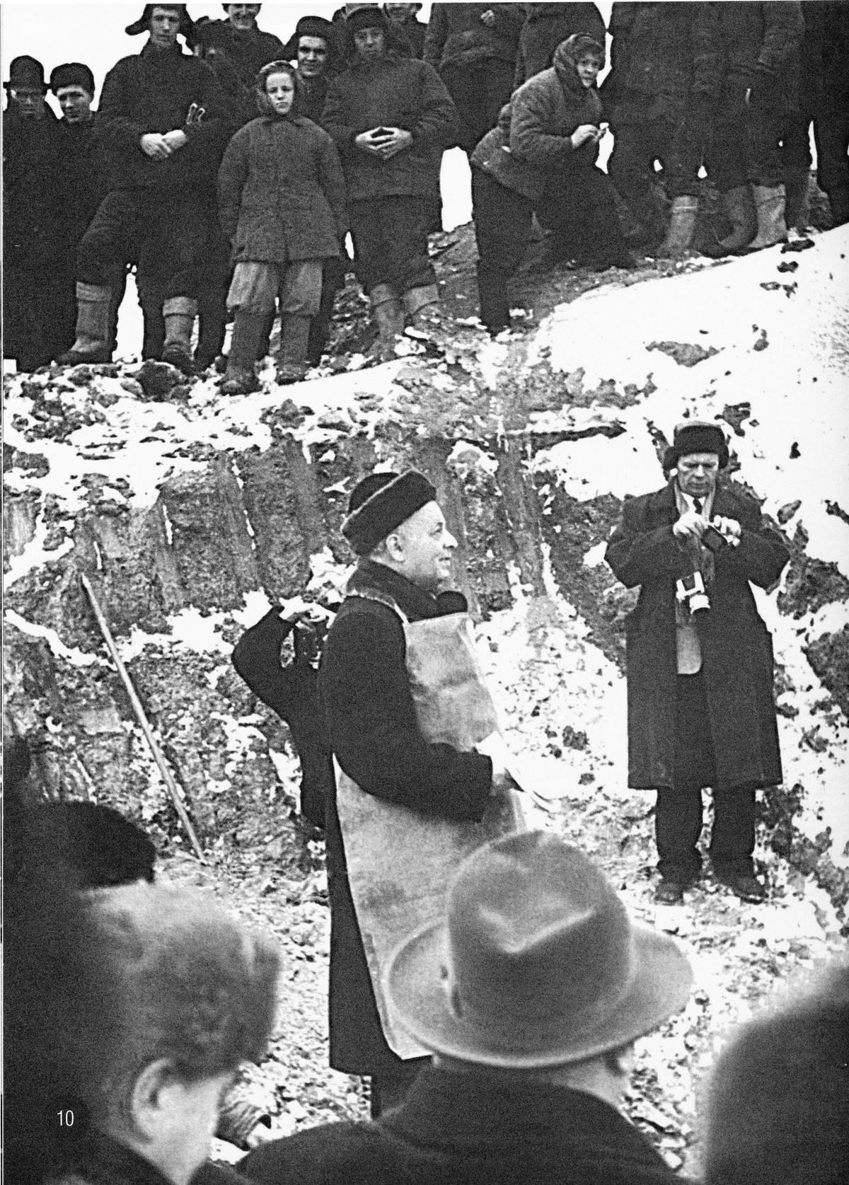Г.М.Франк закладывает первый камень в здание Института биологической физики АН СССР