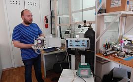 2. Соавтор статьи Игорь Канев испытывает электрогенератор для распыления наноаэрозоля