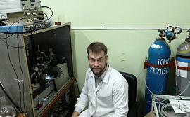Антон Мальков в лаборатории, фото Василия Мурая, ИТЭБ РАН
